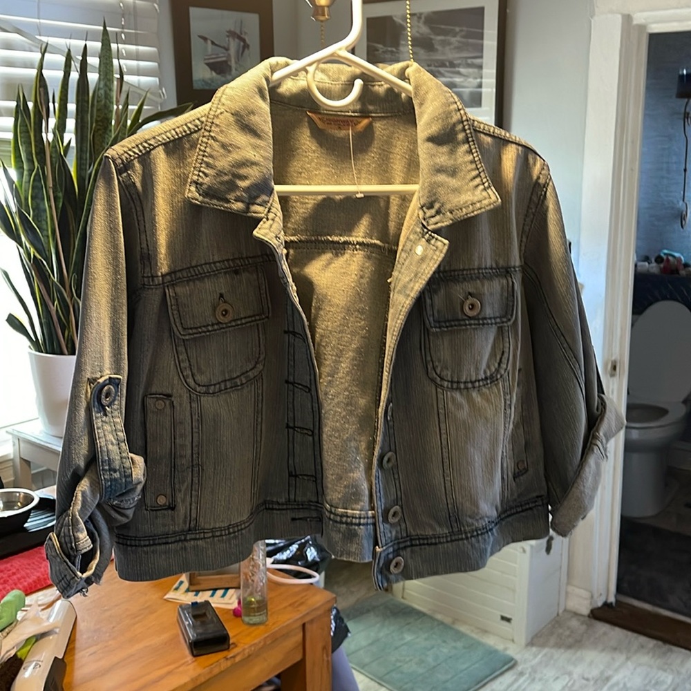 Cute cropped jean jacket runs small it’s a 1x versatile arms